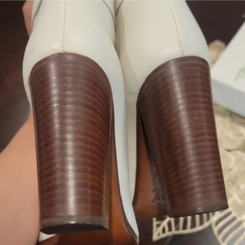 Louis Vuitton Off White Women's Boots - Picture 3 of 12